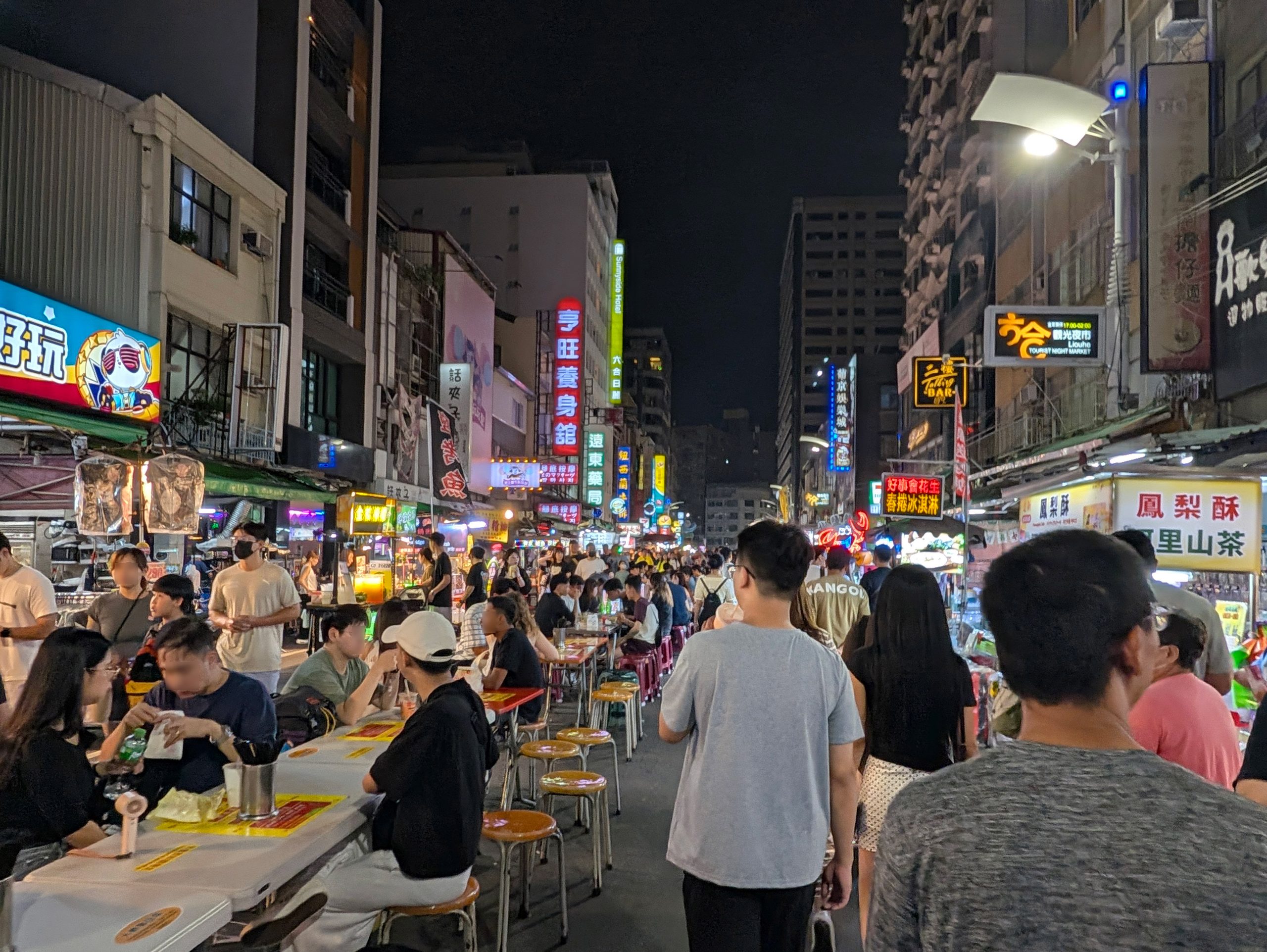 高雄・六合夜市の通りと屋台