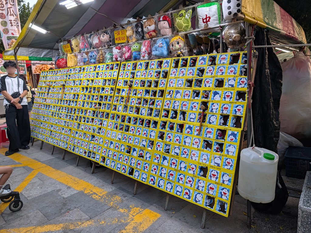 台湾・高雄の左営万年季でのドラえもんのゲーム屋台