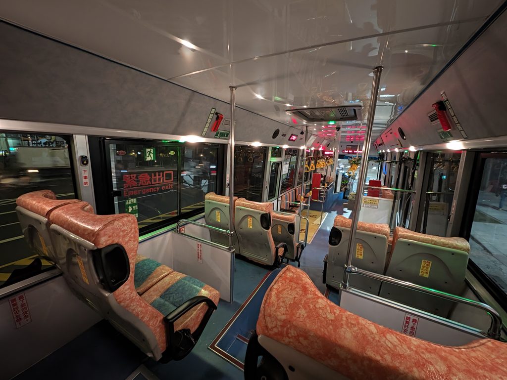 高雄の301バスの車内