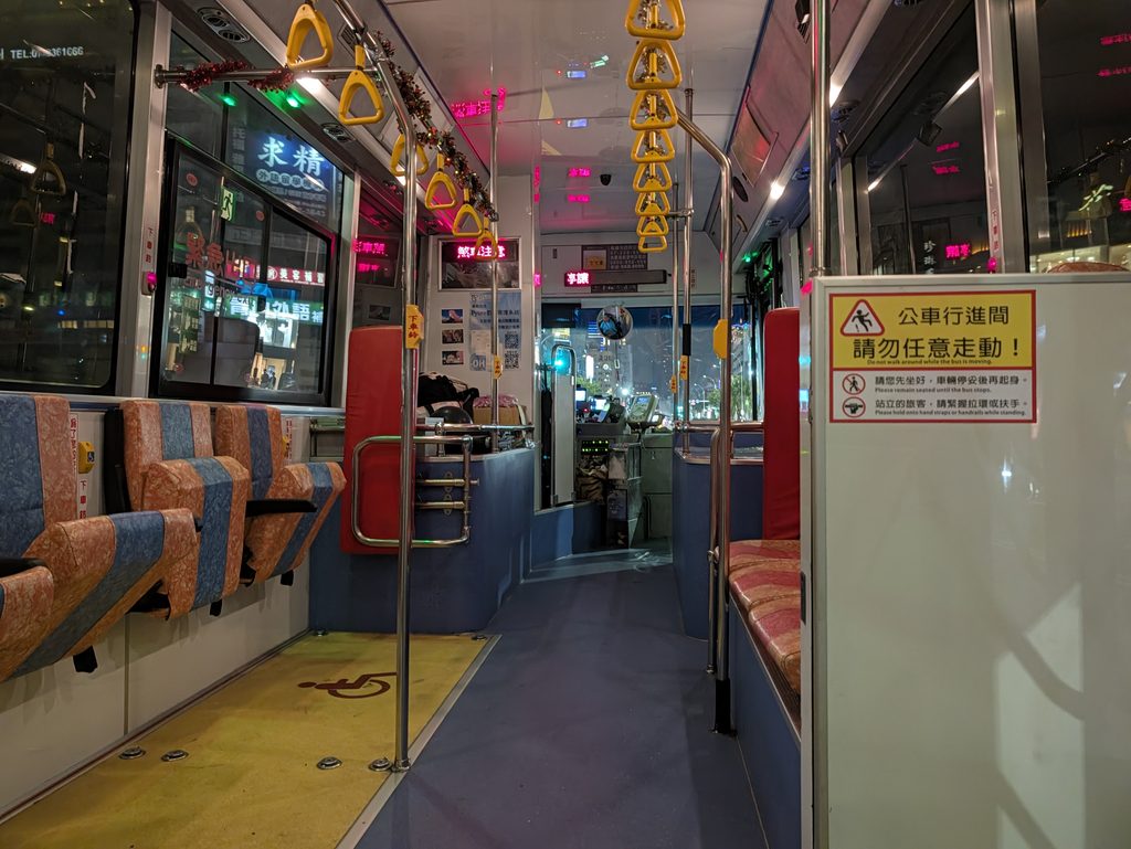 台湾・高雄のバス前方側車内