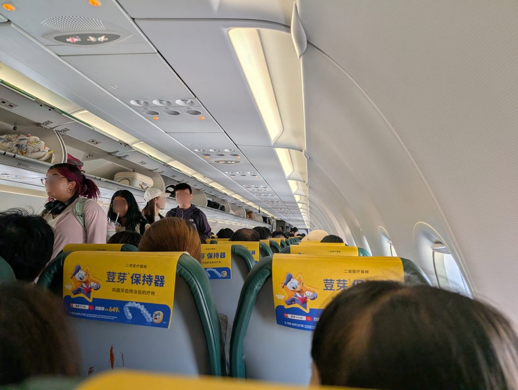 上海浦東空港での春秋航空機内