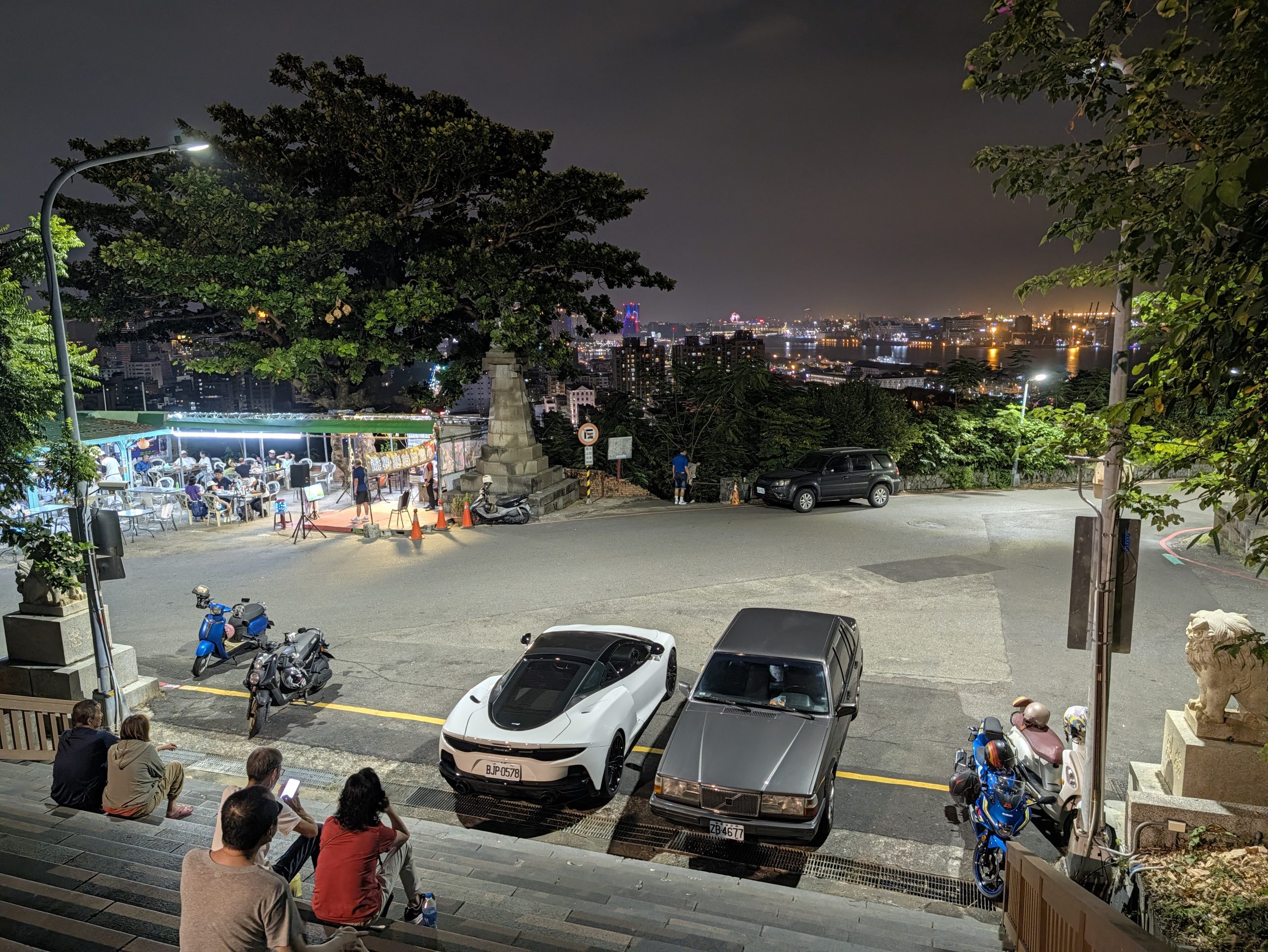 寿山の階段の上から見下ろした高雄の夜景と駐車場