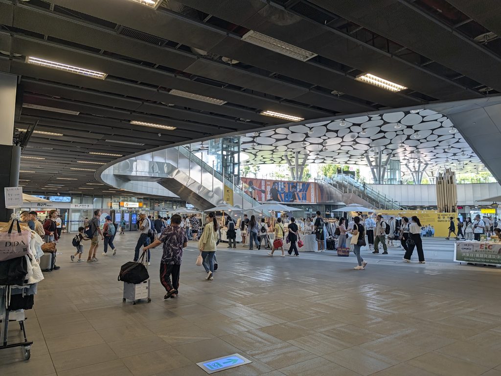 高雄駅の広場のようなところ