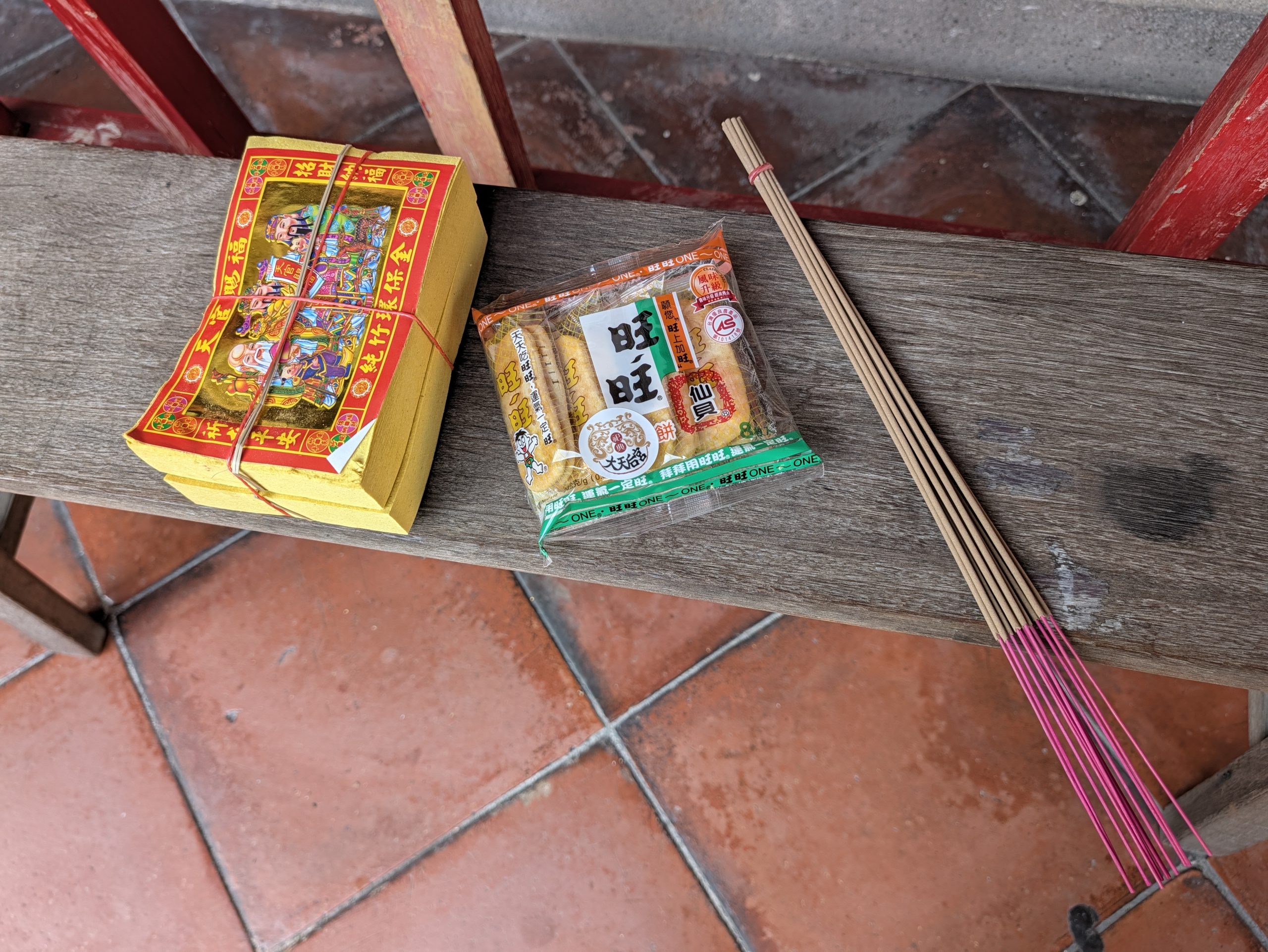 手渡された金紙・お菓子(旺旺仙貝)・線香のセット