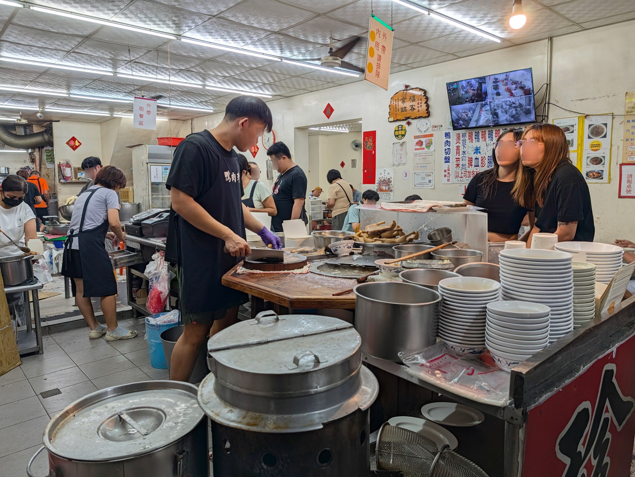 鴨肉珍で鴨肉を切り分けるスタッフ