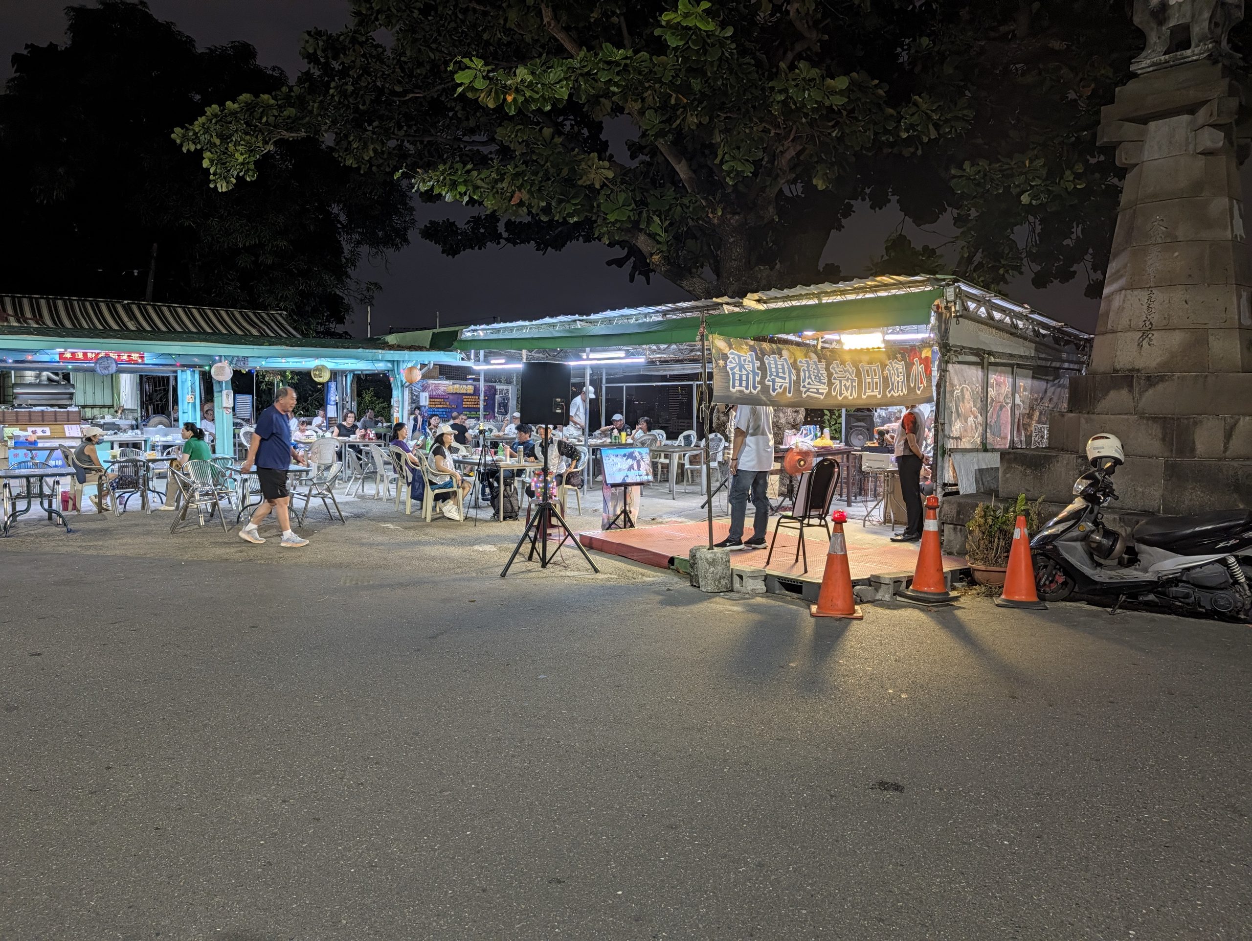 寿山の駐車場の横のお店でカラオケショー?