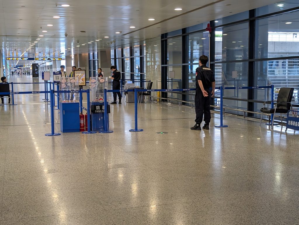 上海・浦東空港の「反恐安全检查」(テロ対策の安全検査)