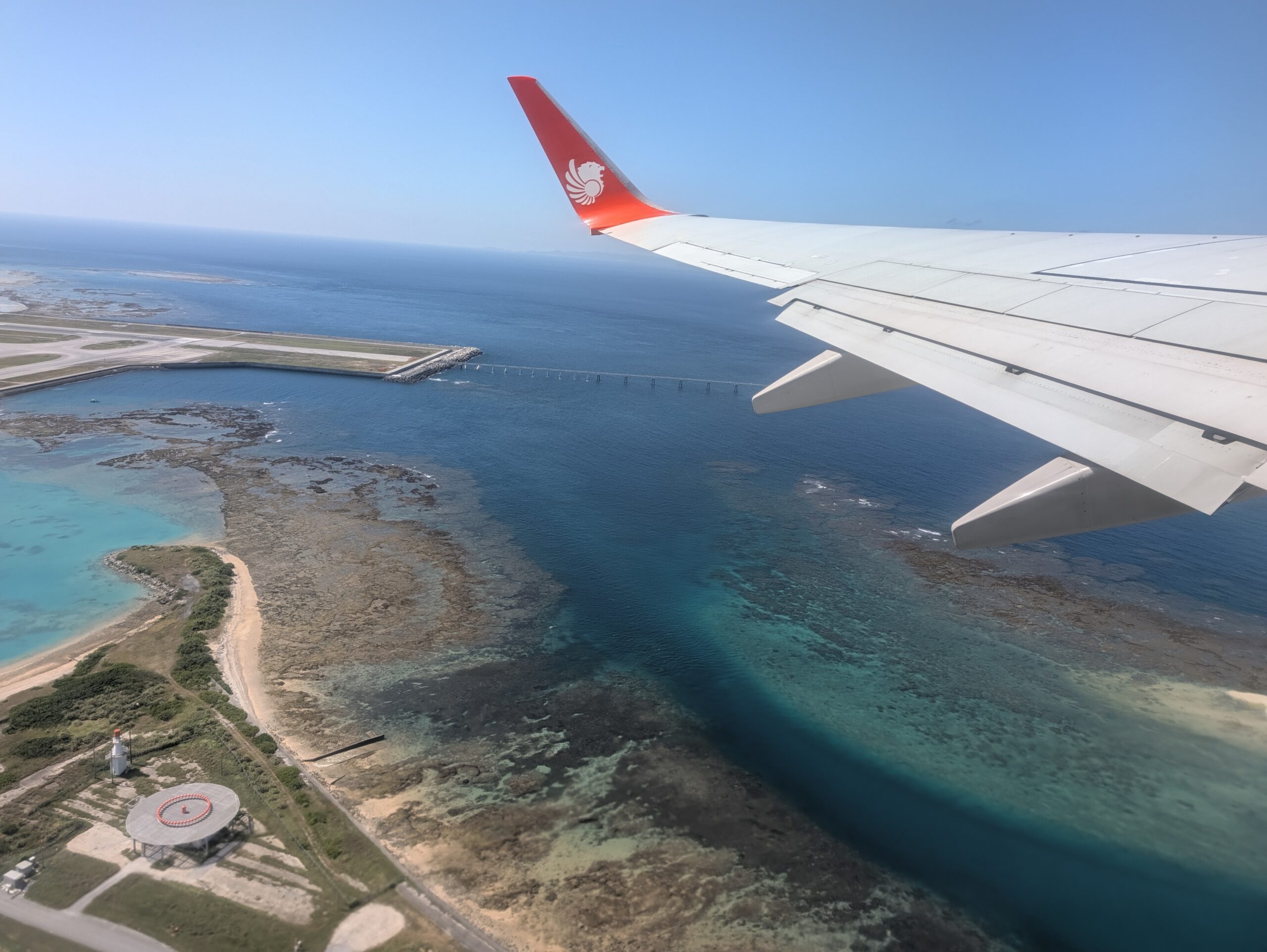 那覇空港発高雄空港行の飛行機
